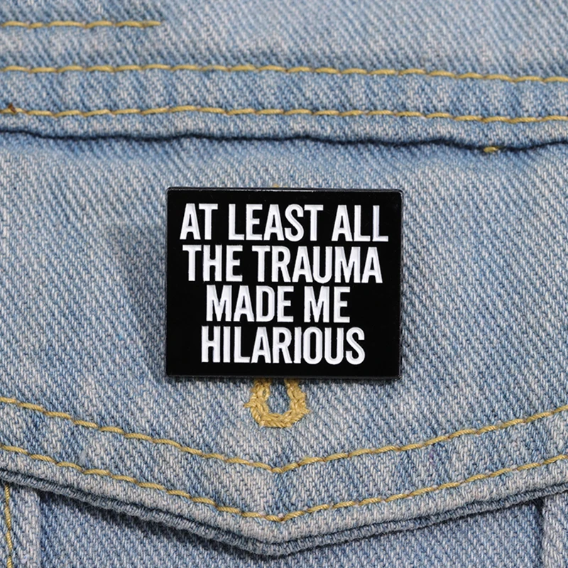 Custom Remain Optimistic Esmalte Broches, Lapel Badges, Presente para Amigos, PELO MENOS, O TRAUMA ME MADE HILARIOUS