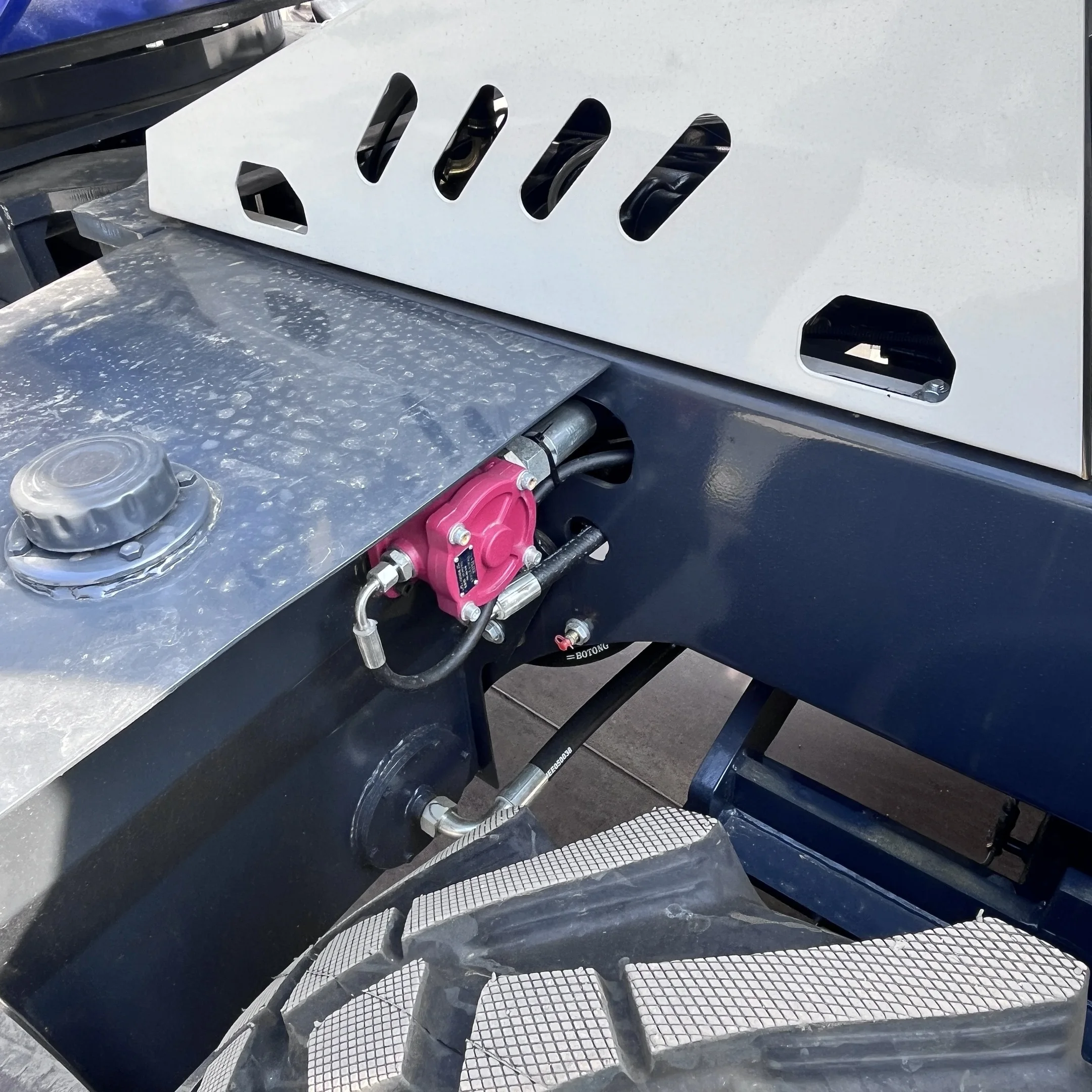 Un nouveau camion mélangeur de béton mobile d'une capacité de 3,5 mètres cubes le bétonnière auto-installée de la marque chinoise Nicosail