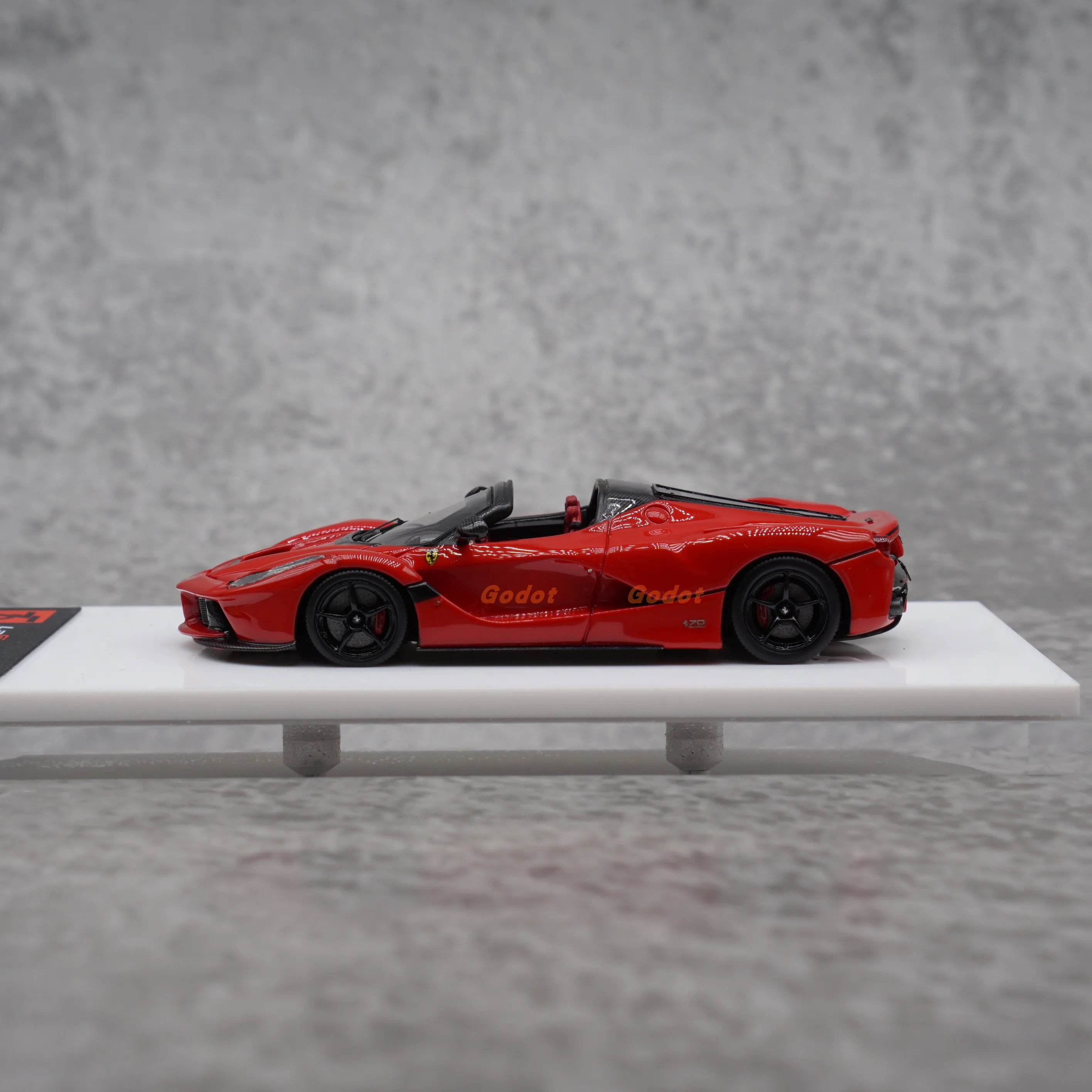 Ferrari Laferrariハイエンド樹脂モデルカーデコレーション、1:64