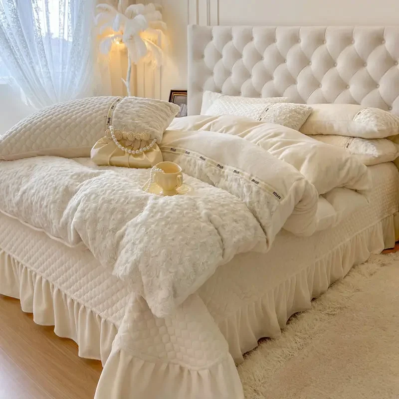 Comfortable Rabbit Velvet Milk Velvet Four Piece Set Double Sided Coral Fleece Duvet with Cotton Flannel Sheets for Winter