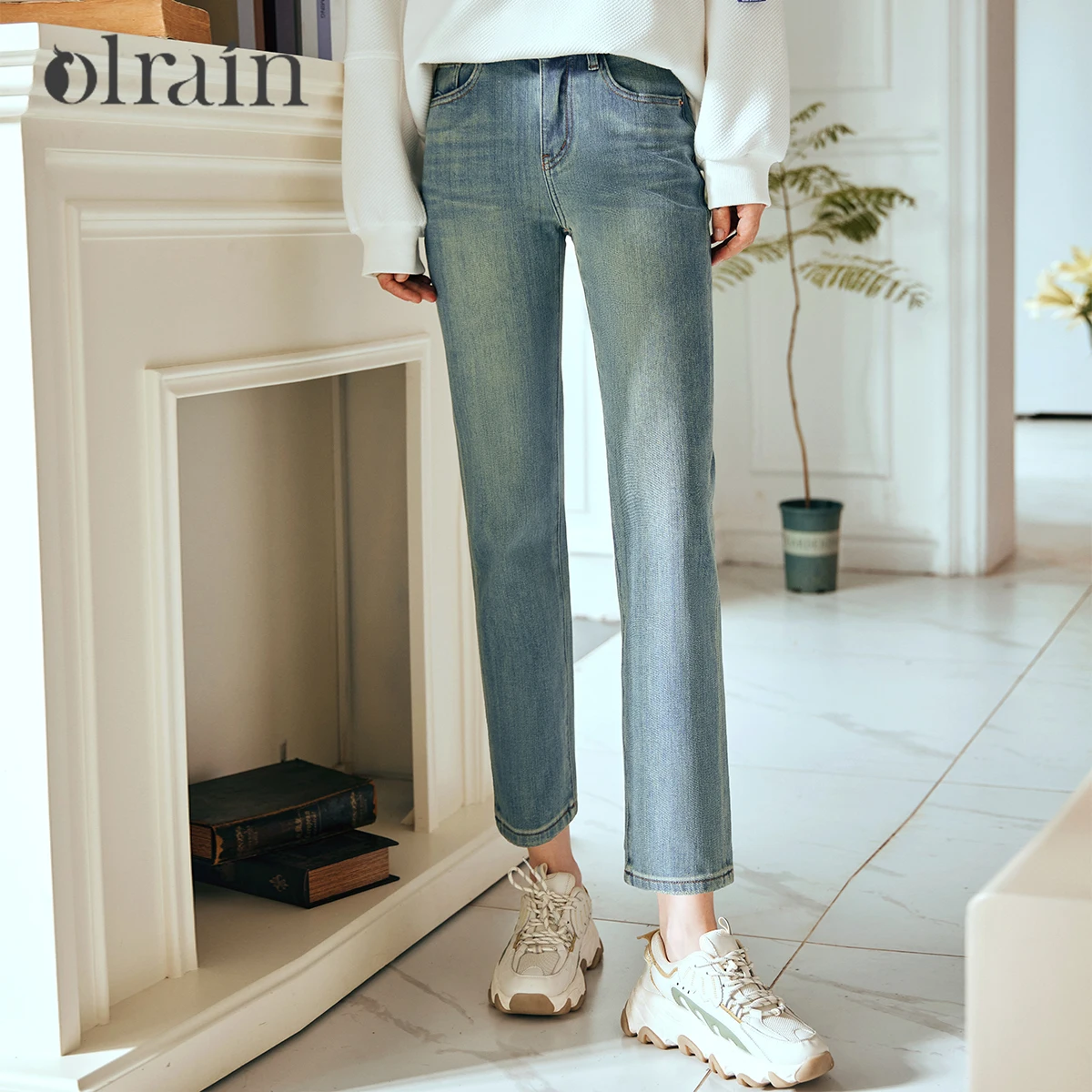 OLrain Casual Jeans Women's Autumn 2026 New Washed Straight Nine-Point Pants Commute Versatile Long Pants Female O24CA85129