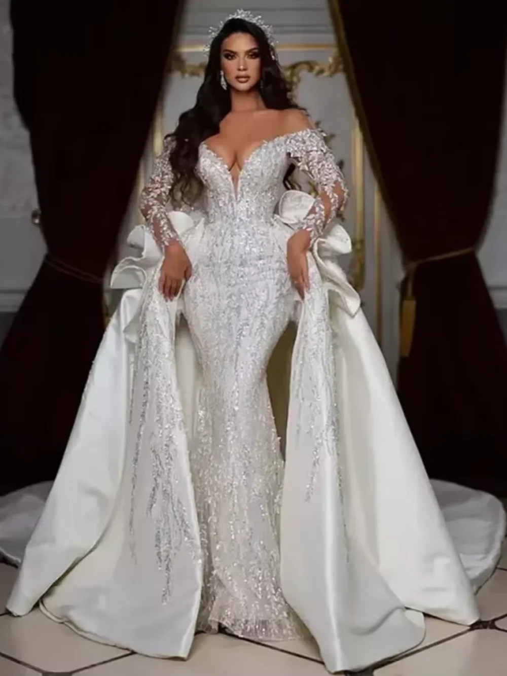 Maßgeschneidertes Meerjungfrau-Luxus-Hochzeitskleid mit V-Ausschnitt, Perlenapplikation, Spitze, lange Ärmel und abnehmbarem Saum, Prinzessin-Brautkleid