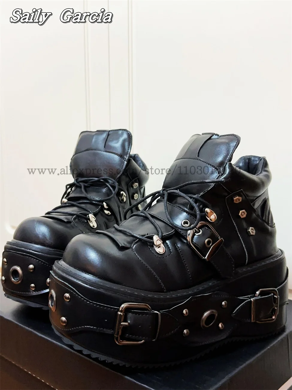 Botines de tacón grueso para motocicleta, botas de cuero de estilo gótico, con remaches de Metal, punta redonda, informales, Otoño, 2025