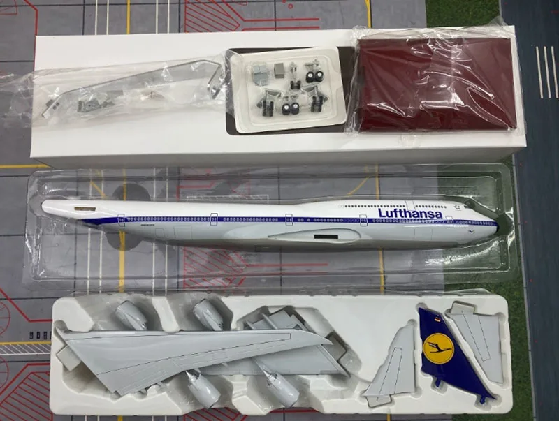 1:200 Scale Lufthansa Airlines Airplane EVA Air Cargo B747-8  Plastic ABS Assembly Model With Base Landing Gears For Collection