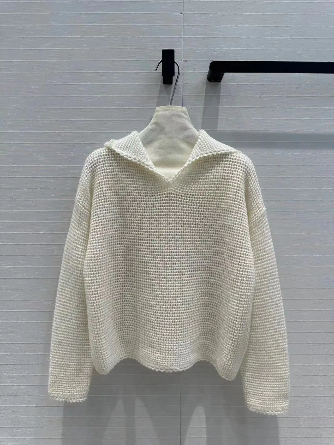 

24 early autumn high-end quality loose V-neck hollow hook flower hooded women's knitted sweater with shoulder drop