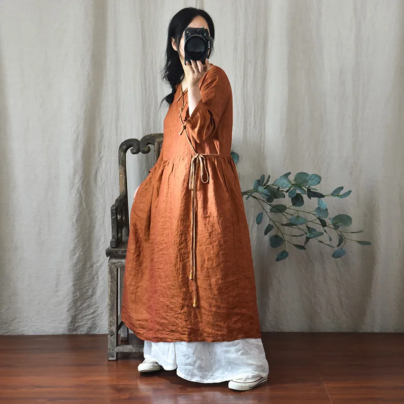 

Ретро-платье из тканого льна оригинального цвета с V-образным вырезом, на пуговицах, свободного кроя, с поясом, в стиле Forest System, приталенное, длинное, весенне-осеннее, А-силуэт, юбка