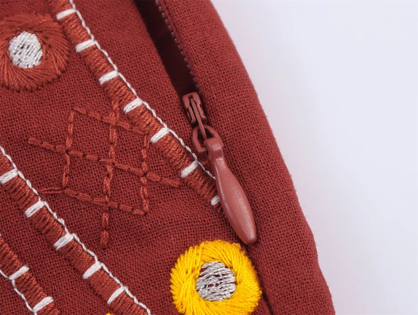 レディースファッション Vネック 刺繍入りパンツスーツ ショート丈 カジュアル ベストトップとショートパンツセット レディース服の新トレンド
