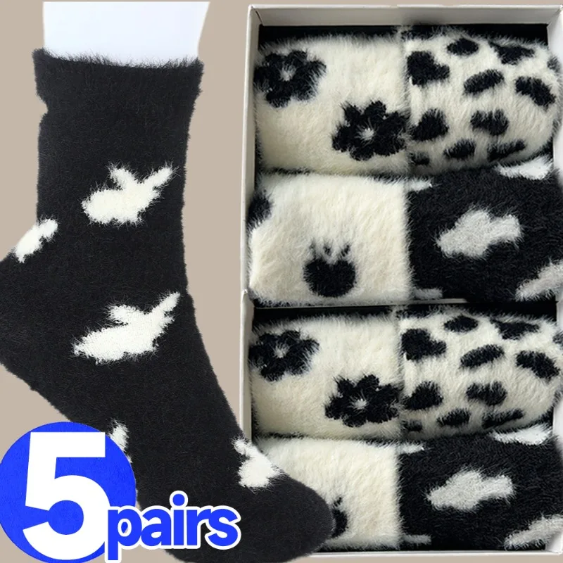 1/5 par zimowe pluszowe skarpetki damskie puszyste norek aksamitne ciepłe domowe spanie pończochy w połowie rurki dziewczyny Cartoon zwierząt skarpetki w kwiaty