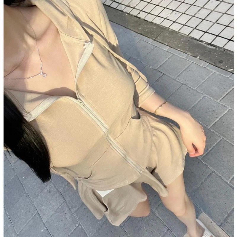 

Elegant Women's Hooded Jacket And Shorts Set Highlighting Body Shape Femininity Fashionable Ensemble for Ages 25-35