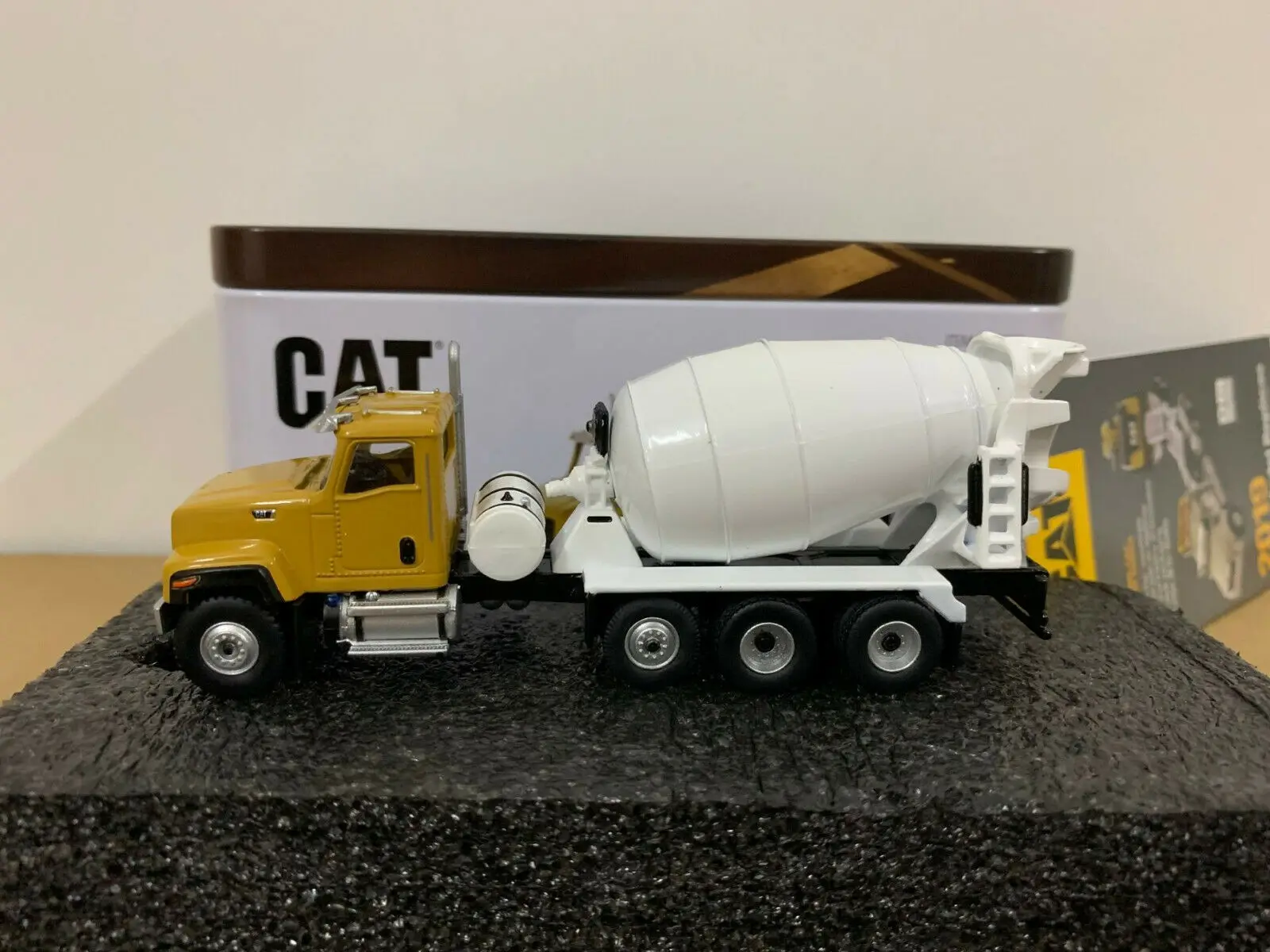 CT681 Concrete Mixer 1:87 HO Scale By Diecast Masters DM85512