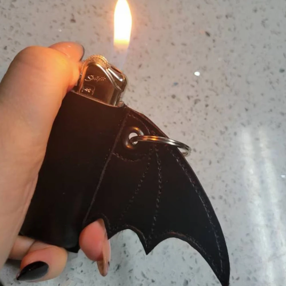 1PC Hallowmas Fledermaus Lippenbalsam Halter Schlüsselanhänger PU Leder Flügel Design Punk Stil Zubehör Halloween Stil Feuerzeug Schlüsselanhänger – Detail 2