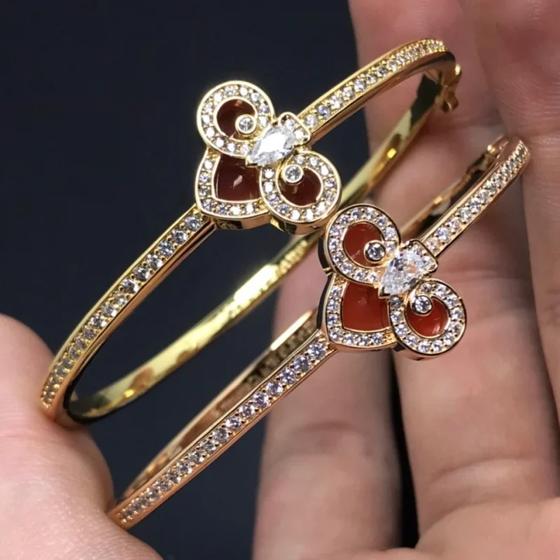 

Glamorous Silver TTF Bracelet: Add Sparkle to Your Daily Ensemble