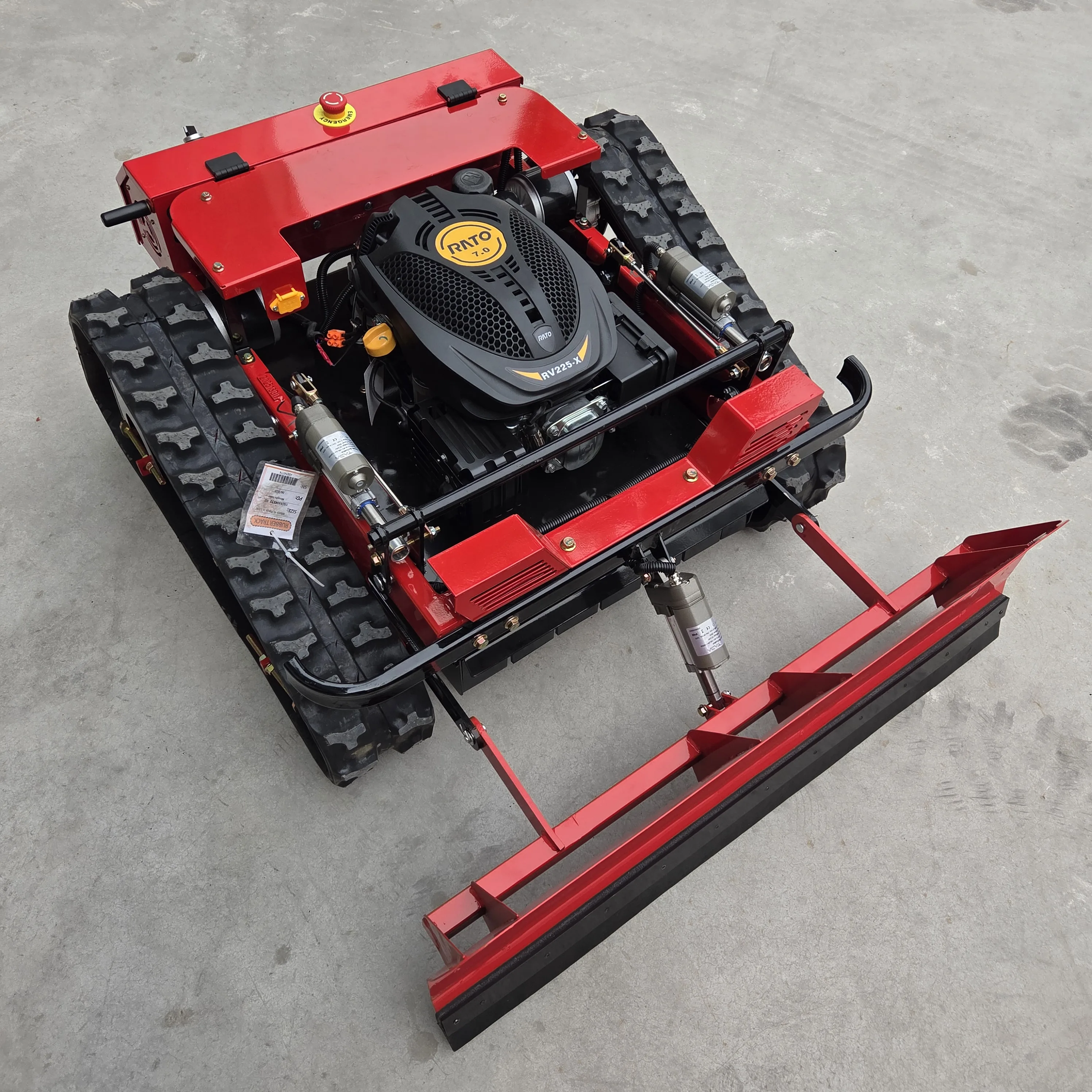 يمكن تجهيز جزازة العشب التي يتم التحكم فيها عن بعد أيضًا في الشتاء مع مجرفة ثلج لدعم التحكم في السرعة