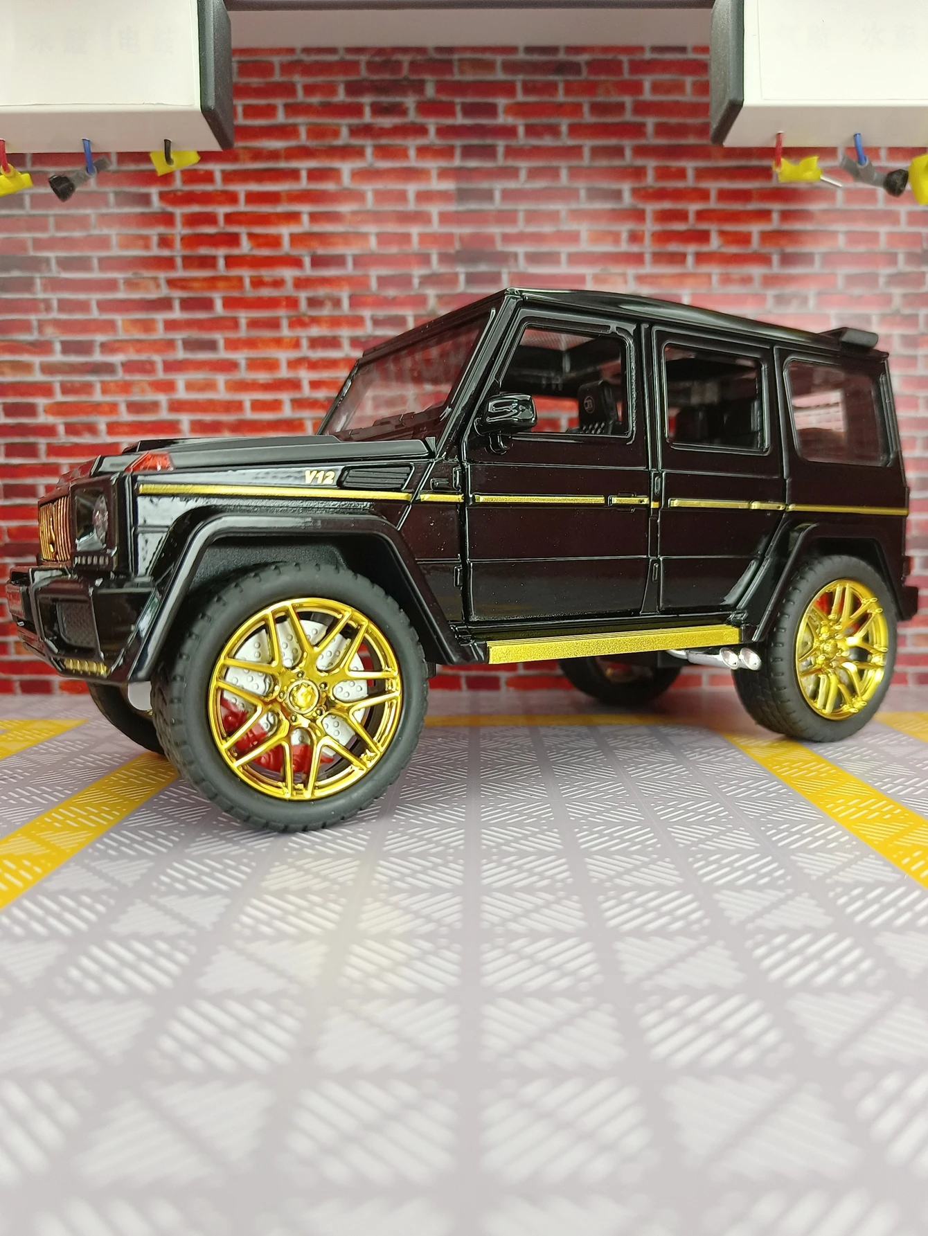 1:24 Mercedes-Benz G63 off-road car Simulation Diecast Metal Alloy Model car Sound Light Pull Back Collection Kids Toy Gift