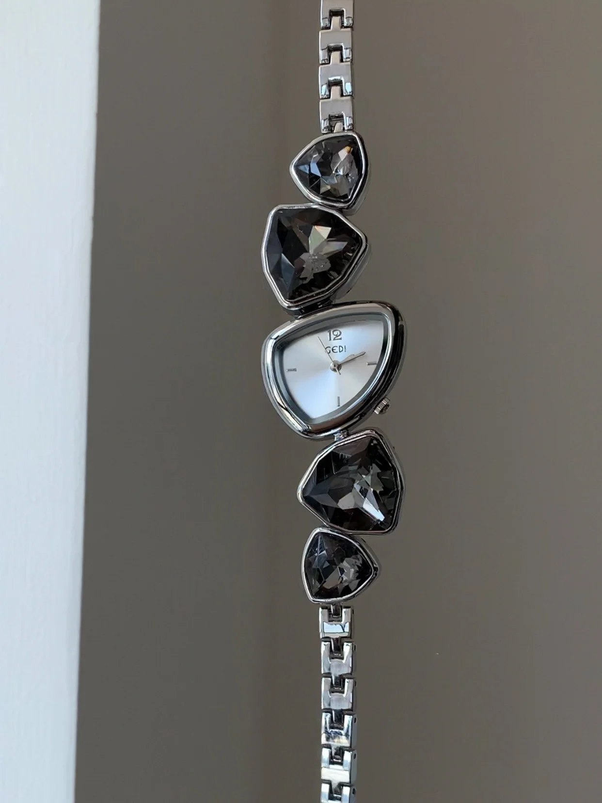 Luxuriöse Kristallbesetzte Arm – Watch Triangle Luxury Bewertung und Preis