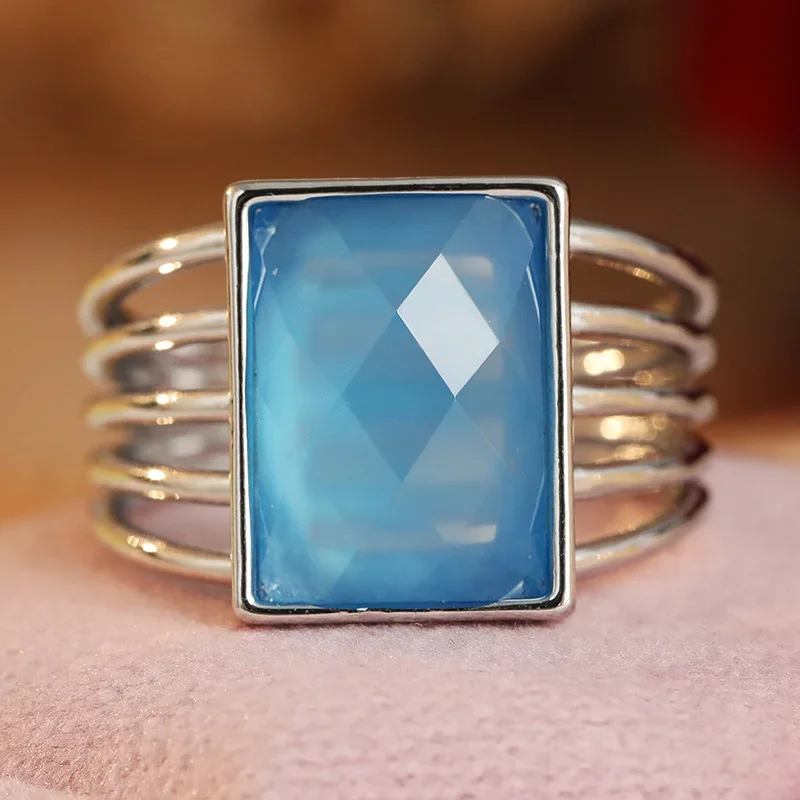 Modischer Damenring mit breitem, quadratischem, blauem Gesicht, mehrschichtigem, hohlem Design und eingelegtem synthetischem Zirkon – cooler Modeschmuck