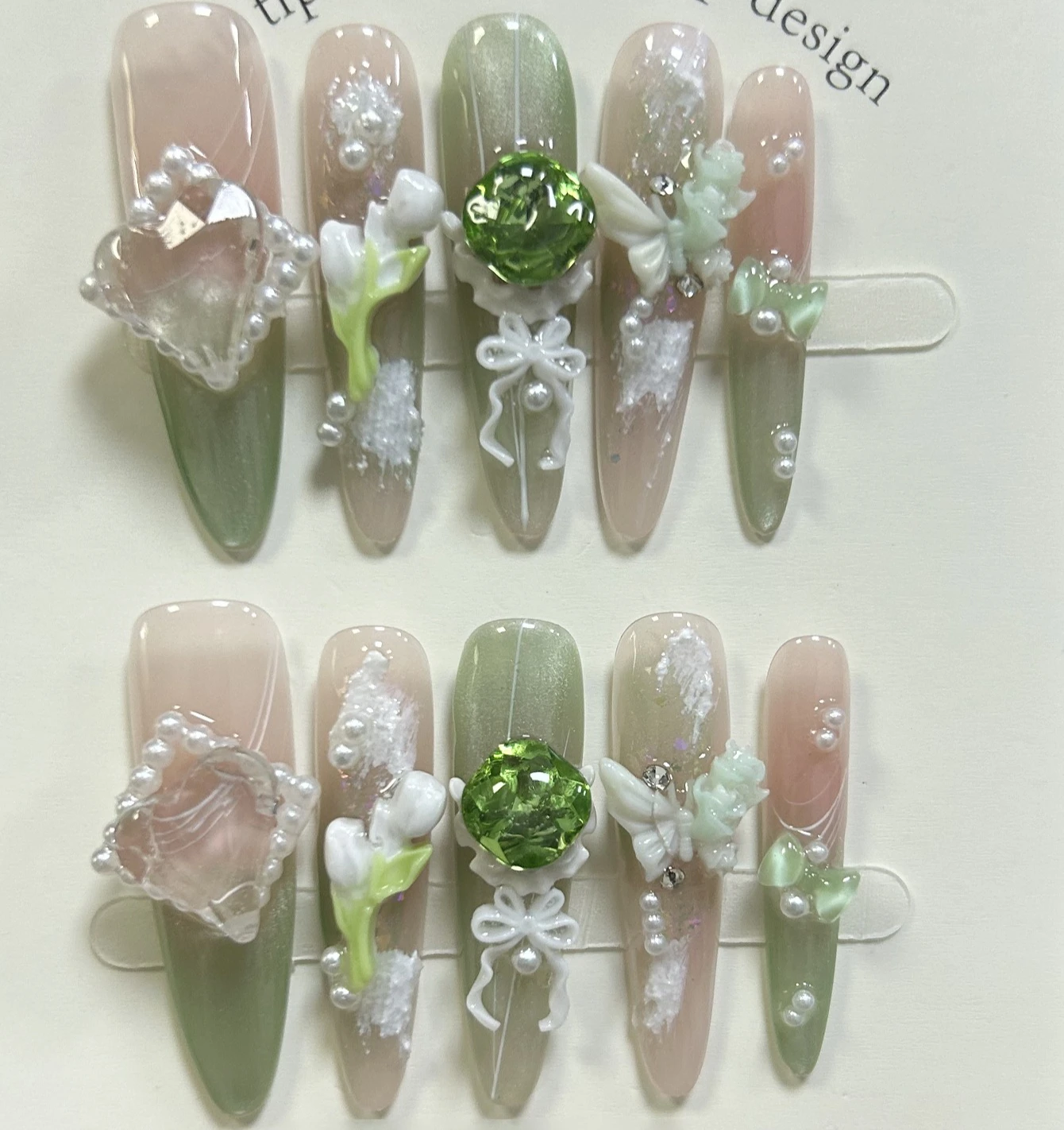 エレガントなレトロエメラルドグリーンのフランス製ハンドメイド付け爪、華やかな3Dダイヤモンドバタフライパールフェイクネイル、キャッツアイアーモンドネイルアート