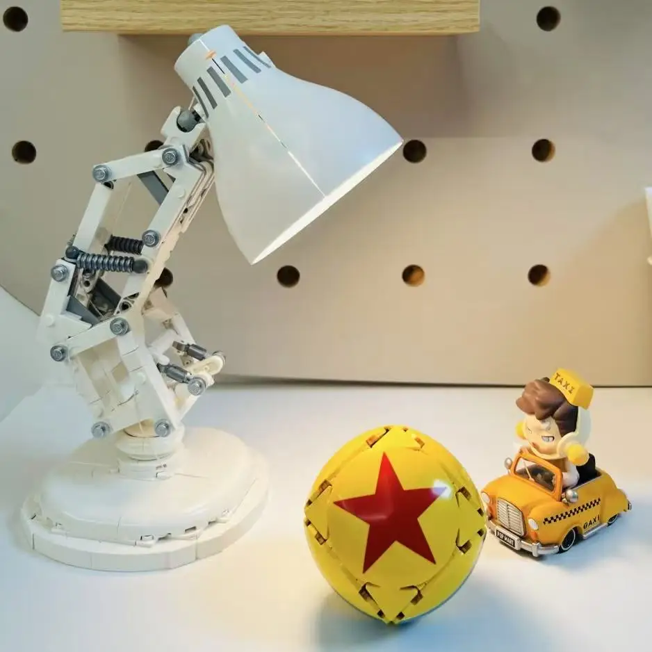 MINISO ديزني 2025 613 قطعة أفكار لمبة مكتب ديكور غرفة اللبنات مجموعة نموذج تجميع Moc الطوب لعبة هدايا عيد الميلاد عيد الميلاد
