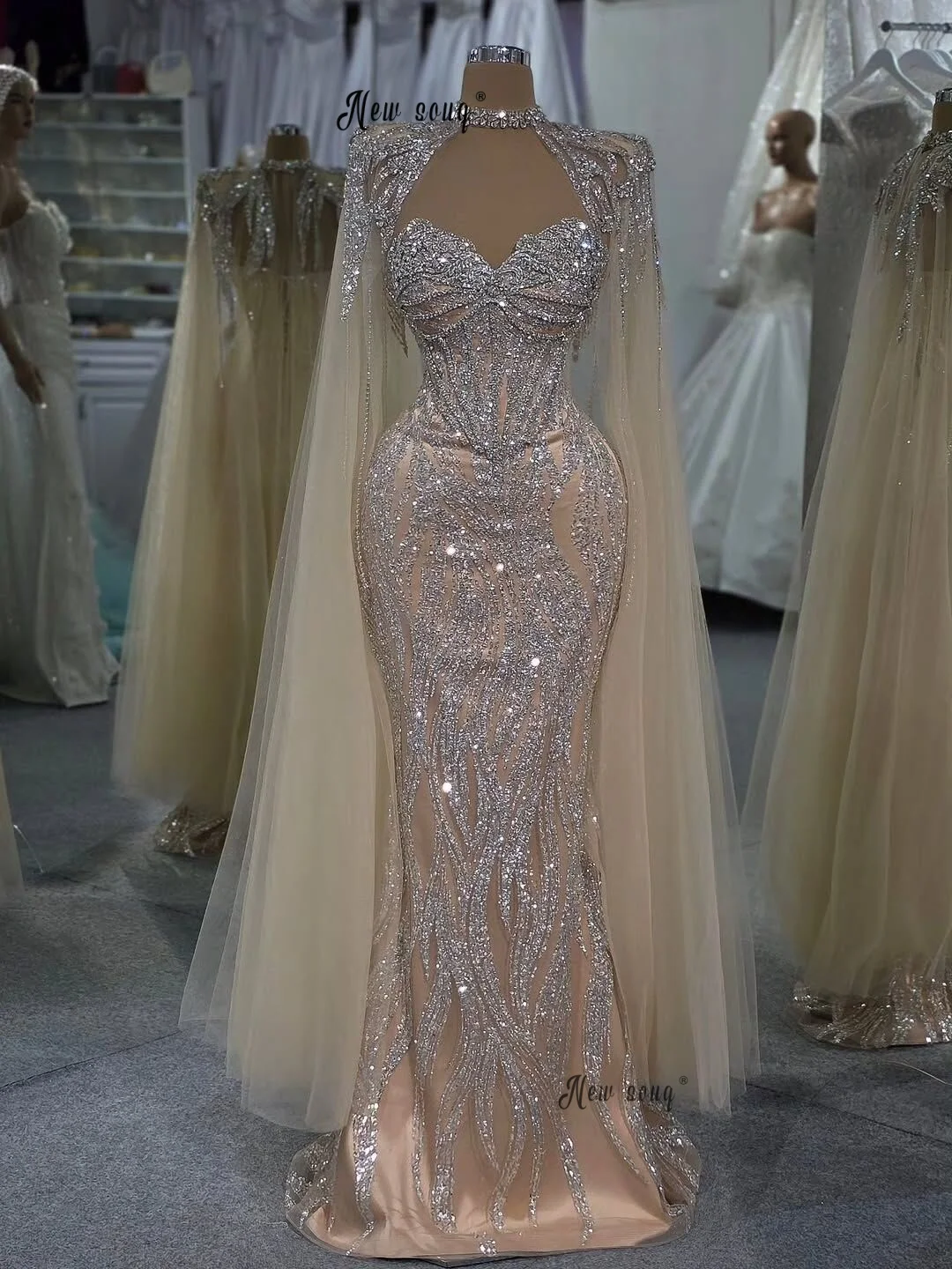 Glitzernde nackte Champagner-Abschlussballkleider, maßgeschneidert, elegantes Brautkleid mit Cape-Ärmeln, 2025, Festzug-Partykleider فسات