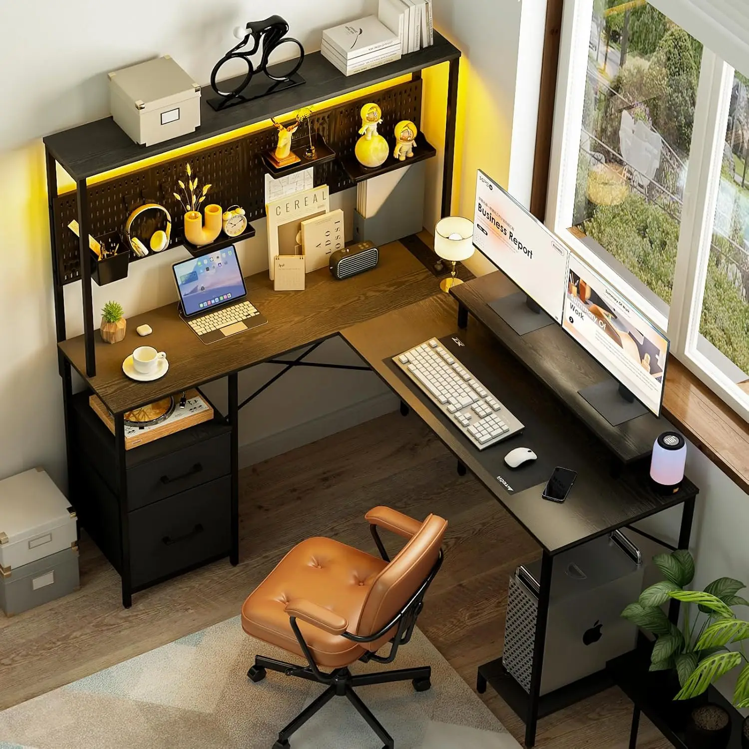 Bureau en forme de L avec panneau perforé, bureau de jeu réversible avec lumières LED et prises de courant, bureau d'ordinateur avec égouts de proximité