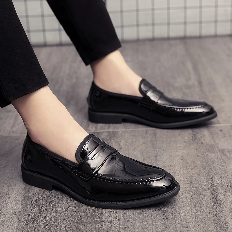 

Business Loafers Mens Casual Pointed Shoes Formal Wedding Shoes Men Patent Leather Classic Luxury Fashion Designer Slip on Shoes