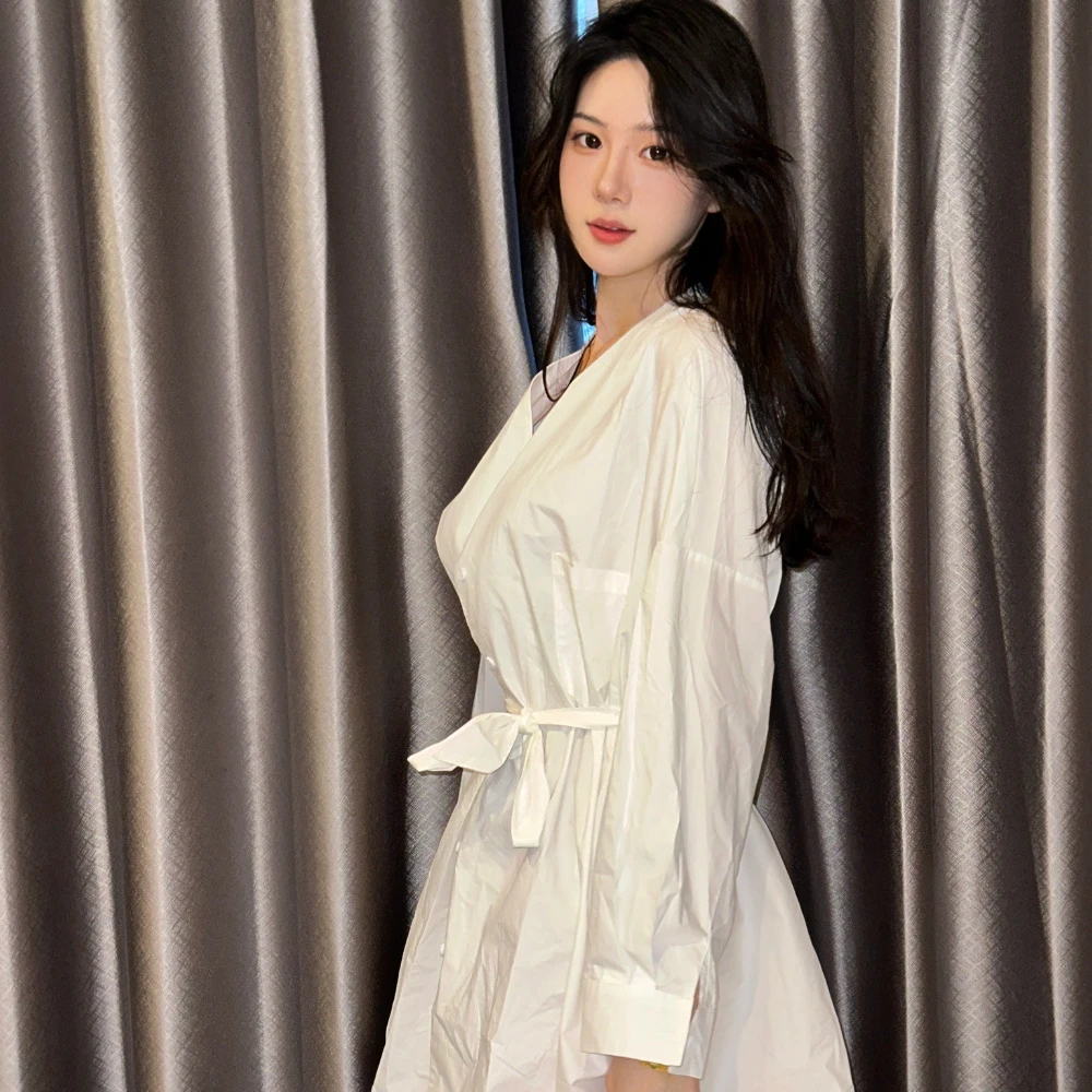 

Новая корейская версия белой рубашки с длинными рукавами, висячим воротником и v-образным вырезом, длинный стильный утягивающий женский топ из чистого хлопка, новинка 2025 г.