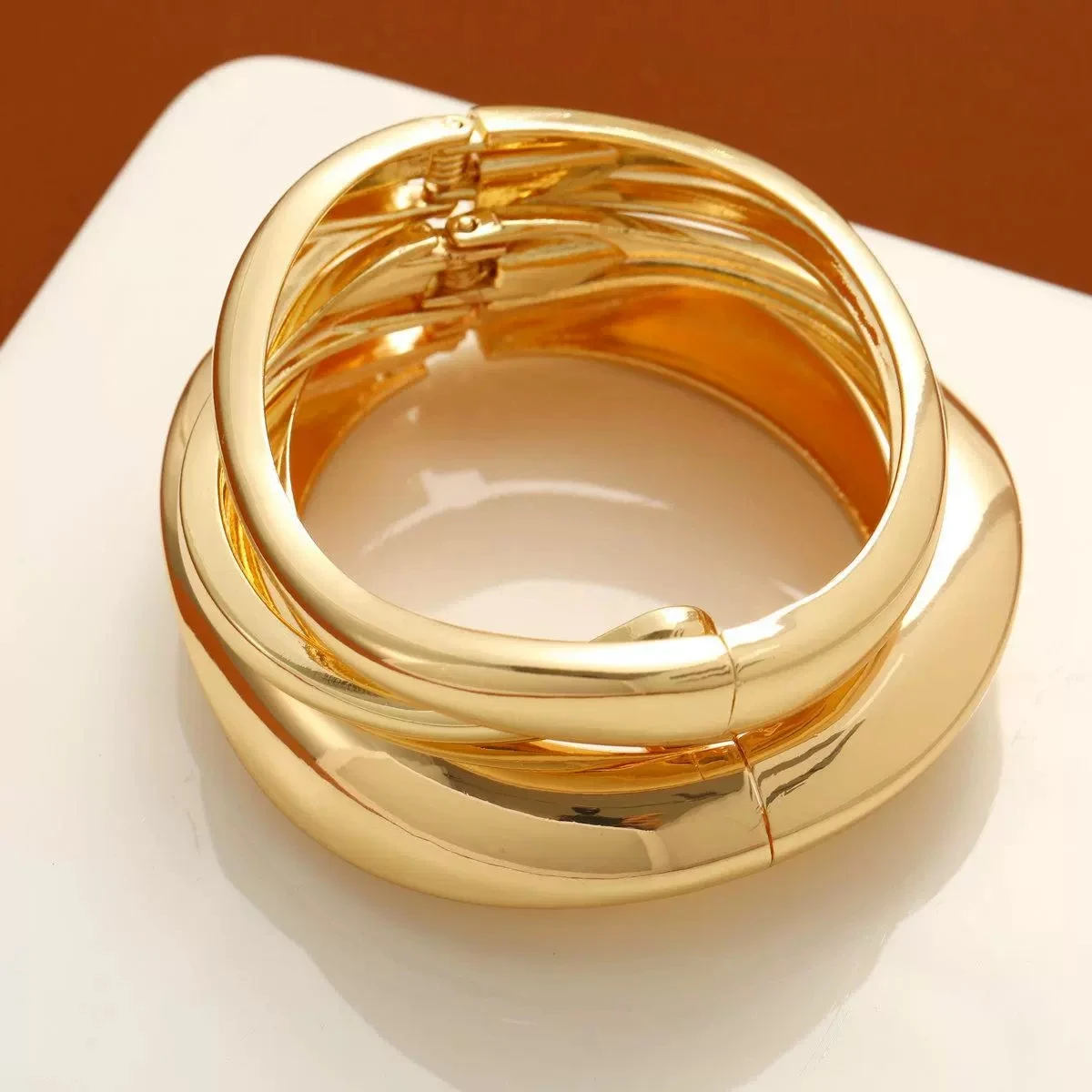 Minimalistisches, goldfarbenes, klobiges Armreif-Design für Damen, modisch, elegant, wasserdicht, offenes Armband, Retro-Schmuckaccessoire. – Detail 4