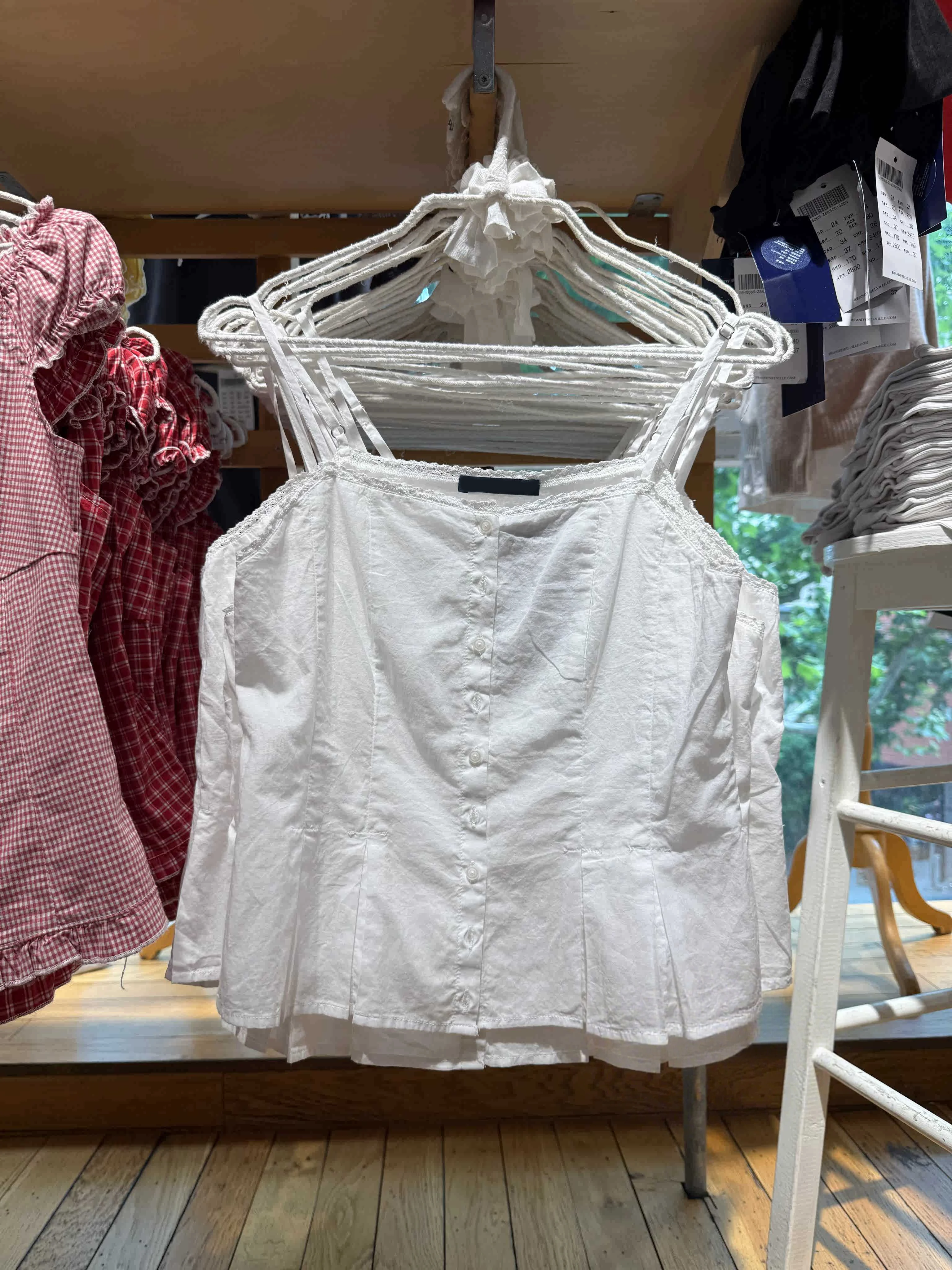 

Белый плиссированный подол с кружевной отделкой, женский летний новый однобортный топ с открытой спиной, милые повседневные шикарные хлопковые тонкие укороченные топы Y2k