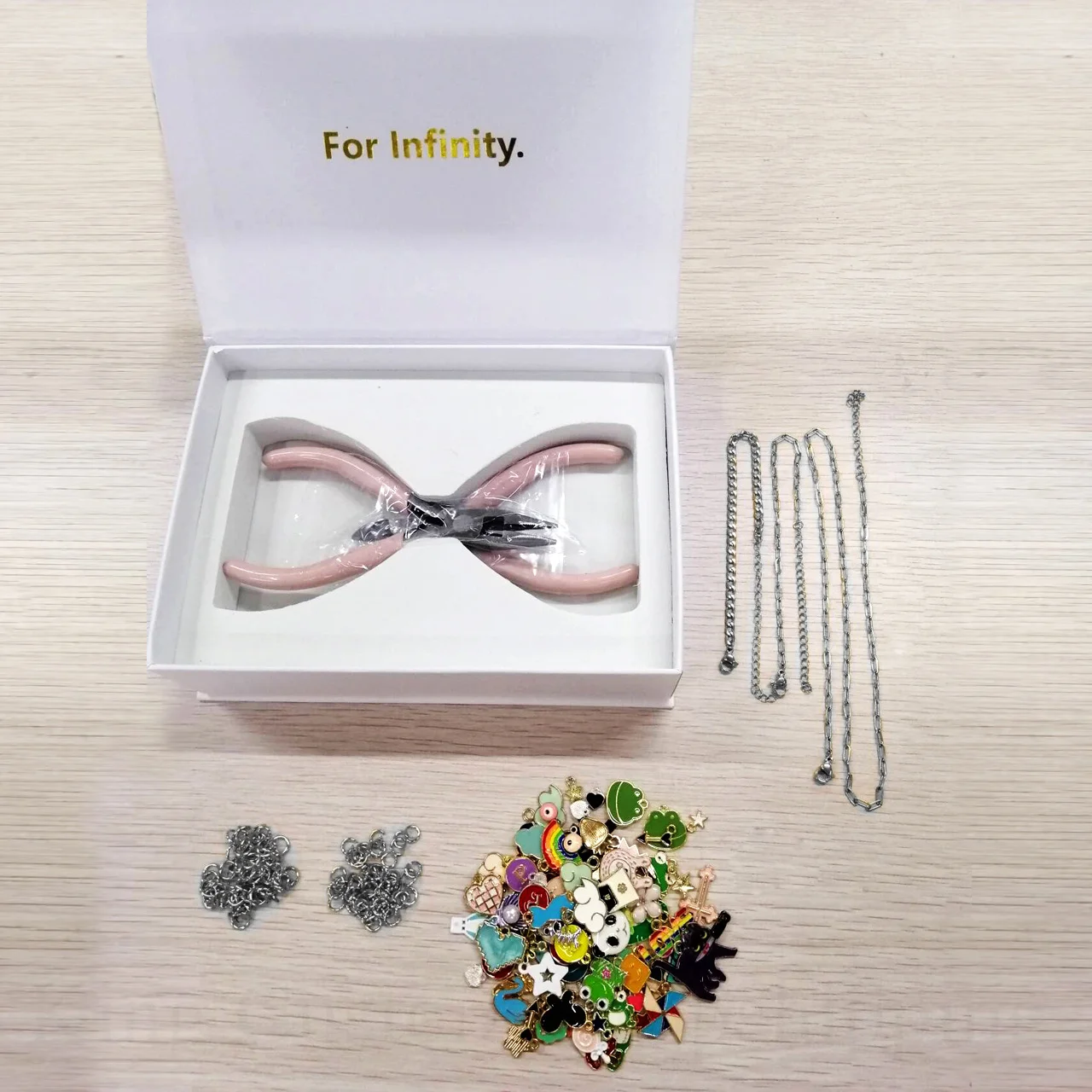Le kit d'outils pour assembler vos bijoux, bricolage Créez votre propre charme parfait pour une créativité solitaire ou une nuit amusante avec des amis 3