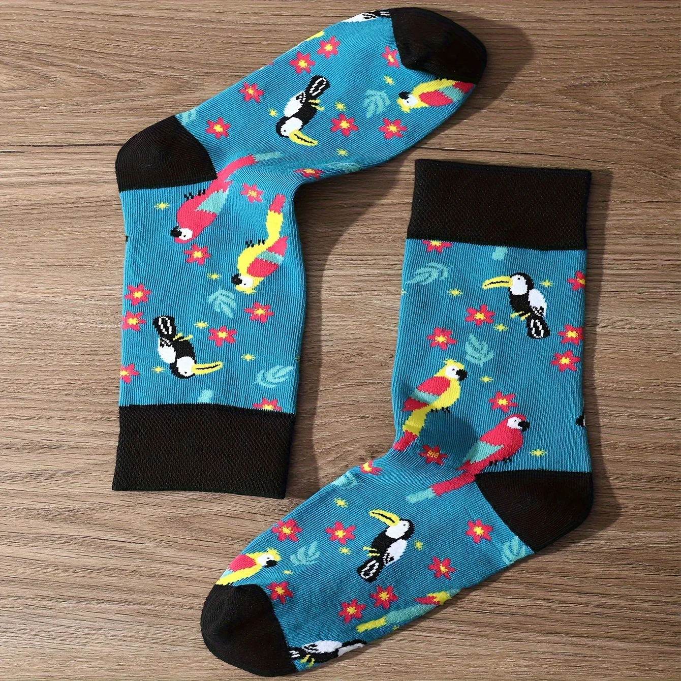 A pair of blue parrot print patterns Personal style Tide socks suitable for Christmas Valentine\'s Day gifts on Halloween