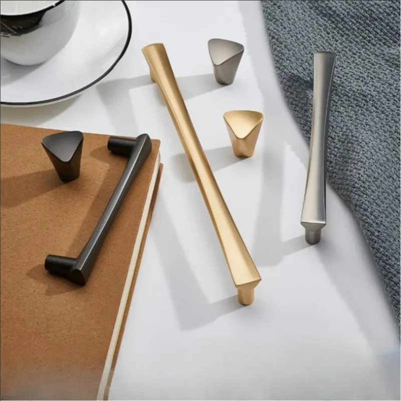 

Ручка из цинкового сплава, золотой светильник, роскошный шкаф для обуви, треугольный ящик, маленькая ручка, производитель, дверца шкафа, твердая ручка