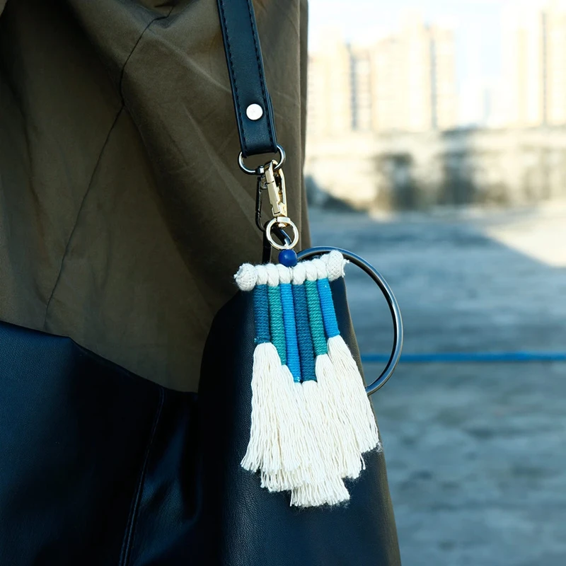 Porte-clés arc-en-ciel Boho avec pompon, porte-clés en macramé, porte-clés arc-en-ciel, breloque pour sac à main, clé de voiture, cadeau unique