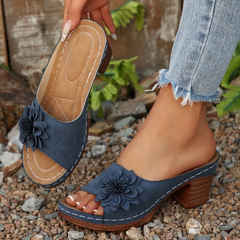 2026 Sommer Vintage Römische Sandalen, Hochwertige Damen Casual Blumen-Keilsandalen, Sport-Slipper mit Erhöhungs-Funktion