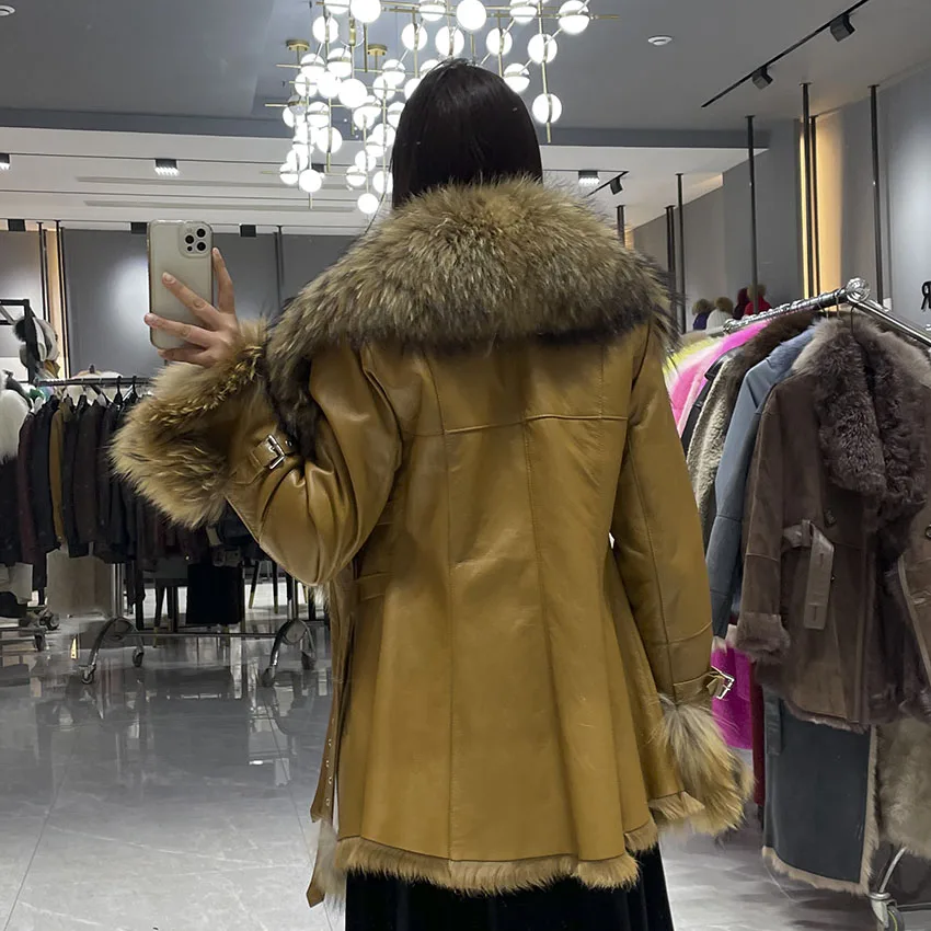 Janefur casaco feminino de shearling de ovelha com gola de pele de guaxinim feminino lã de cordeiro jaqueta quente e grossa JFB9-25005