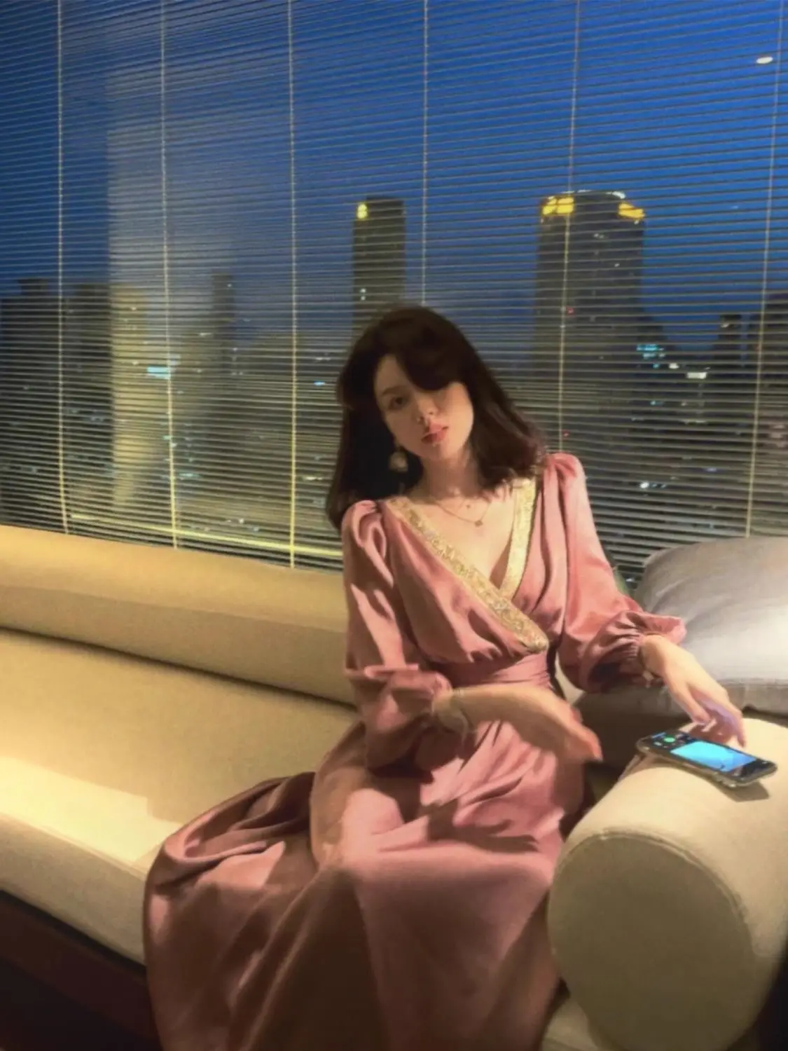 ฤดูใบไม้ผลิใหม่สไตล์ฝรั่งเศสอุตสาหกรรมหนักขั้นสูง Niche V คอซาตินที่สวยงาม High-end ชุดเดรสแขนยาวสําหรับผู้หญิง