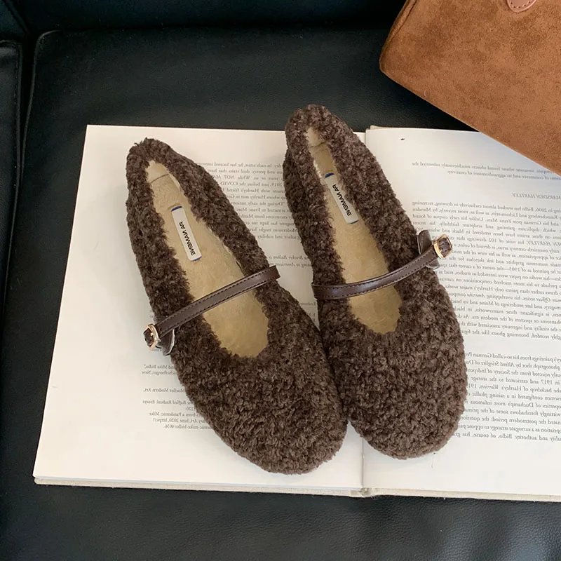 أحذية مسطحة للسيدات من القطيفة على الموضة بمقدمة مستديرة أحذية نسائية ضحلة دافئة بحزام بإبزيم أحذية ماري جينس مسطحة من الفرو