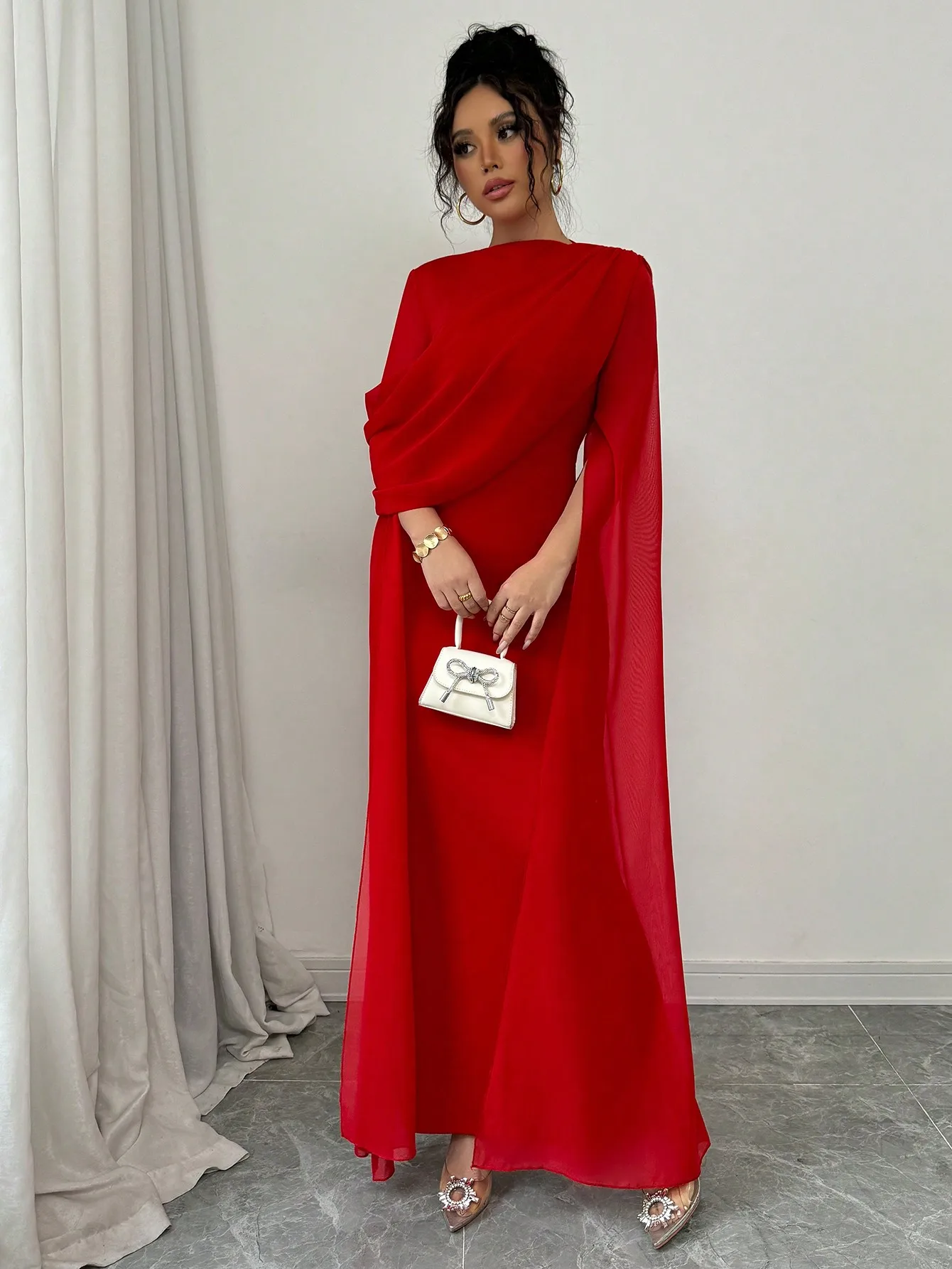 Robe longue asymétrique rouge avec manches cape transparentes et détails plissés