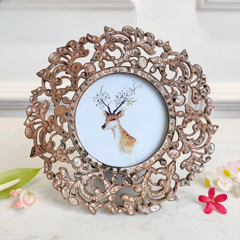 

Round retro engraved hollow 3-inch photo frame European metal three-inch personalized creative table baby photo frame
