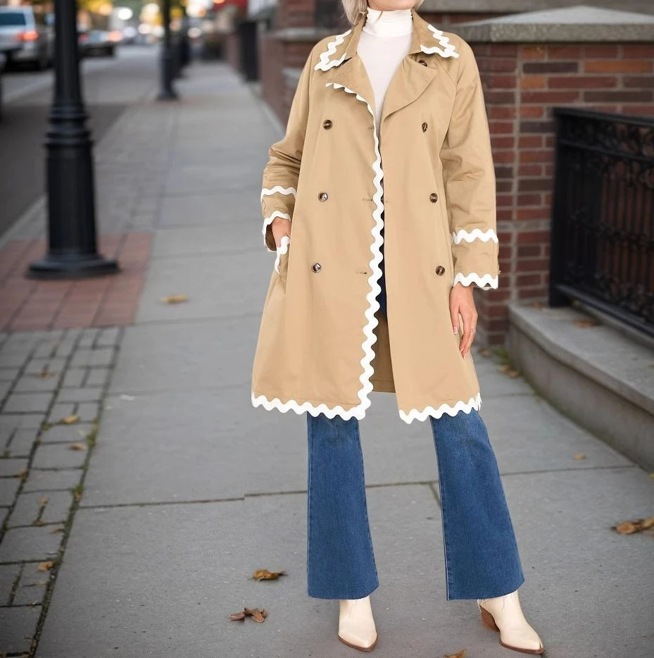 Biała marynarka z plisowanym kołnierzykiem, dwurzędowym zapięciem i podkreśloną talią oraz dwurzędowym zapięciem z przodu.