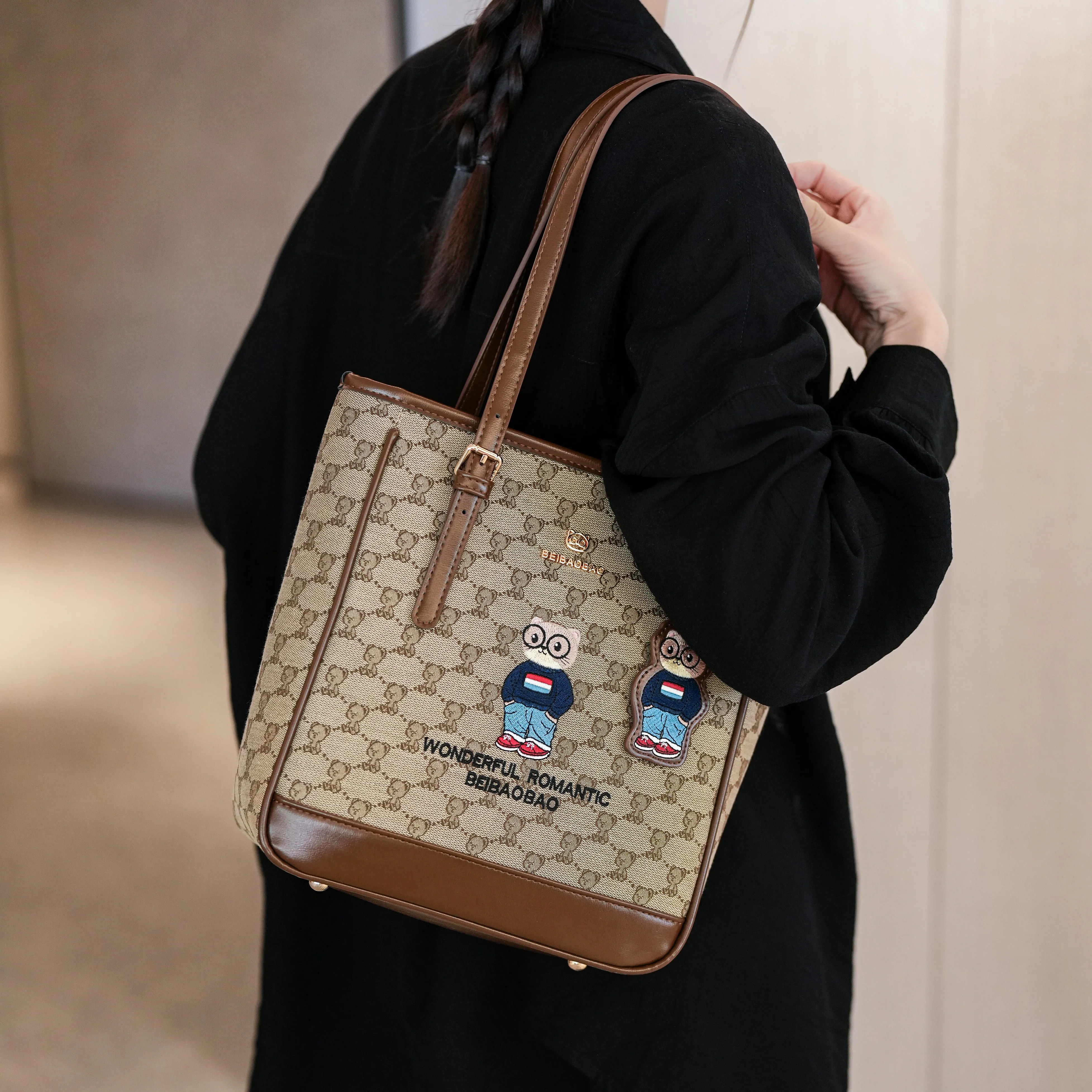 

Classic Large Capacity Commuter Tote Bag Women's Shoulder Bag with Bear Embroidery Fashionable And Practical Ladies Bag