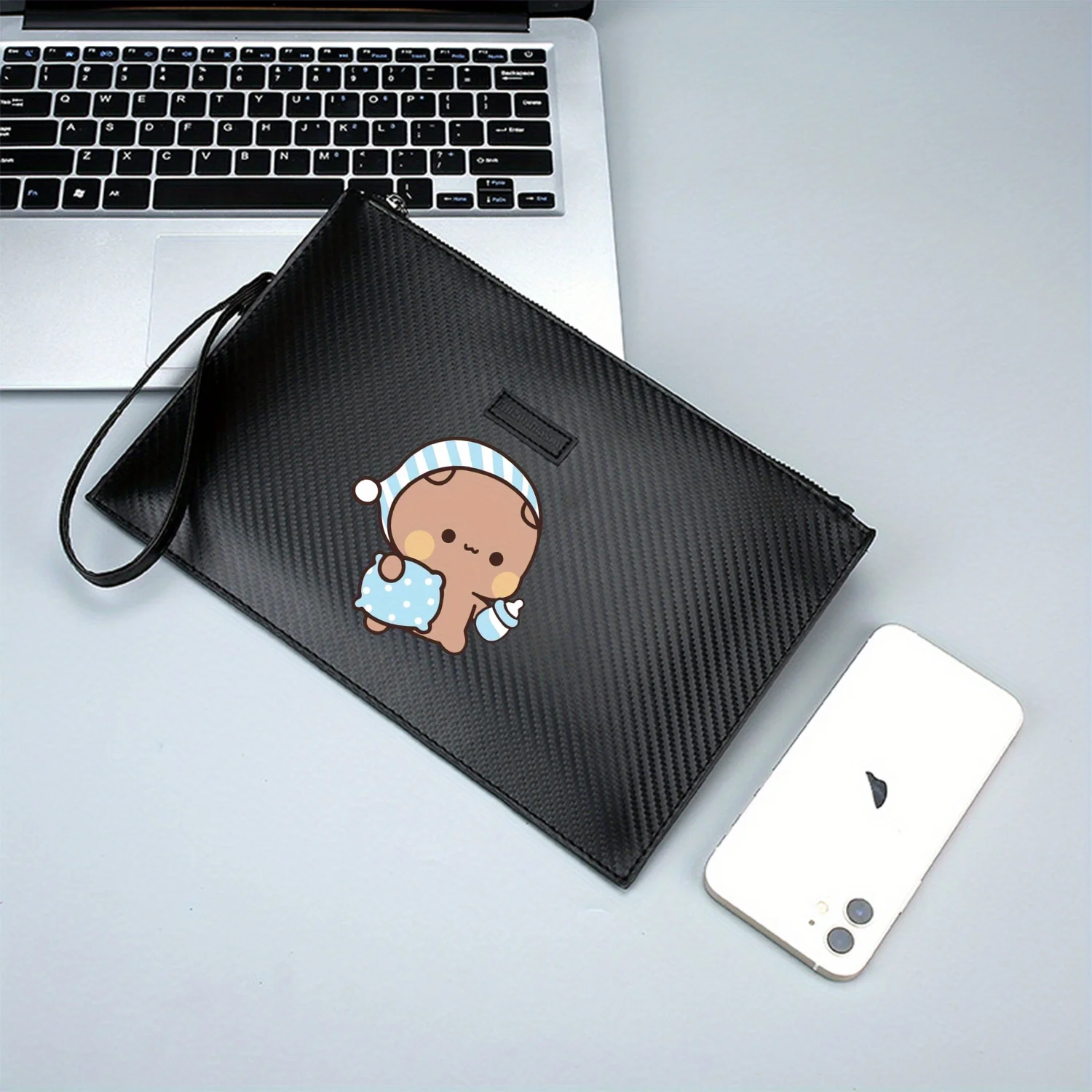 الدب البني مع زجاجة وسادة. حقيبة يد رجالية من البولي يوريثان مطبوعة أنيقة ورائعة، عصرية وعملية للحمل اليومي