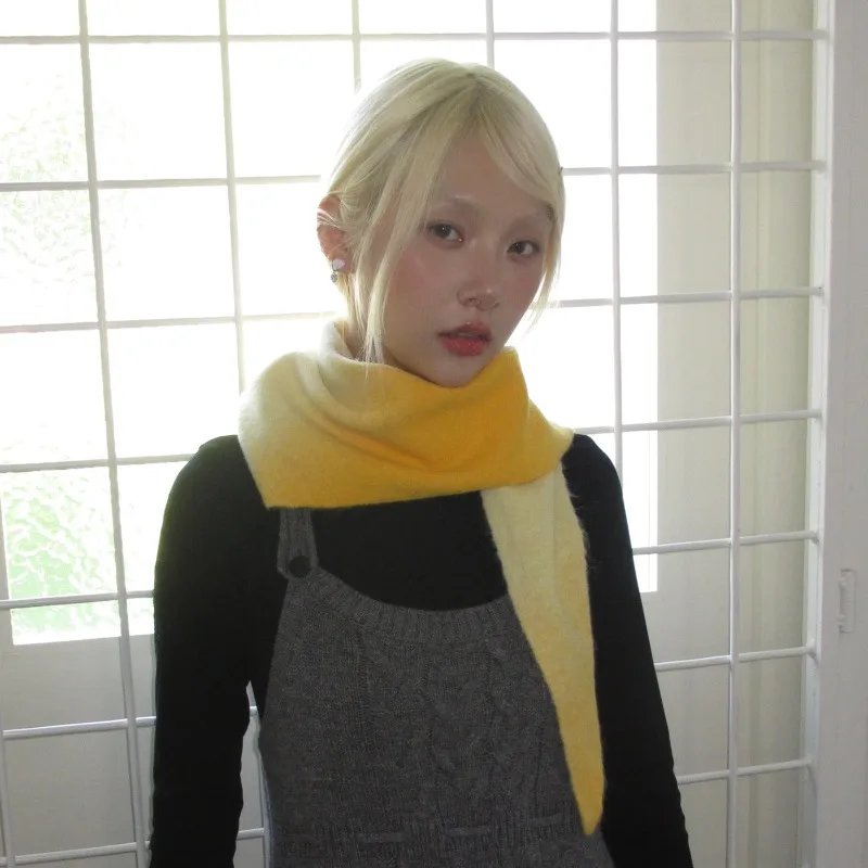 Nischenartiger koreanischer Wollmischschal mit unregelmäßigem Farbverlauf, gestrickter Dreiecksschal, modischer warmer Halstuch für Damen für Herbst und Winter. – Detail 3