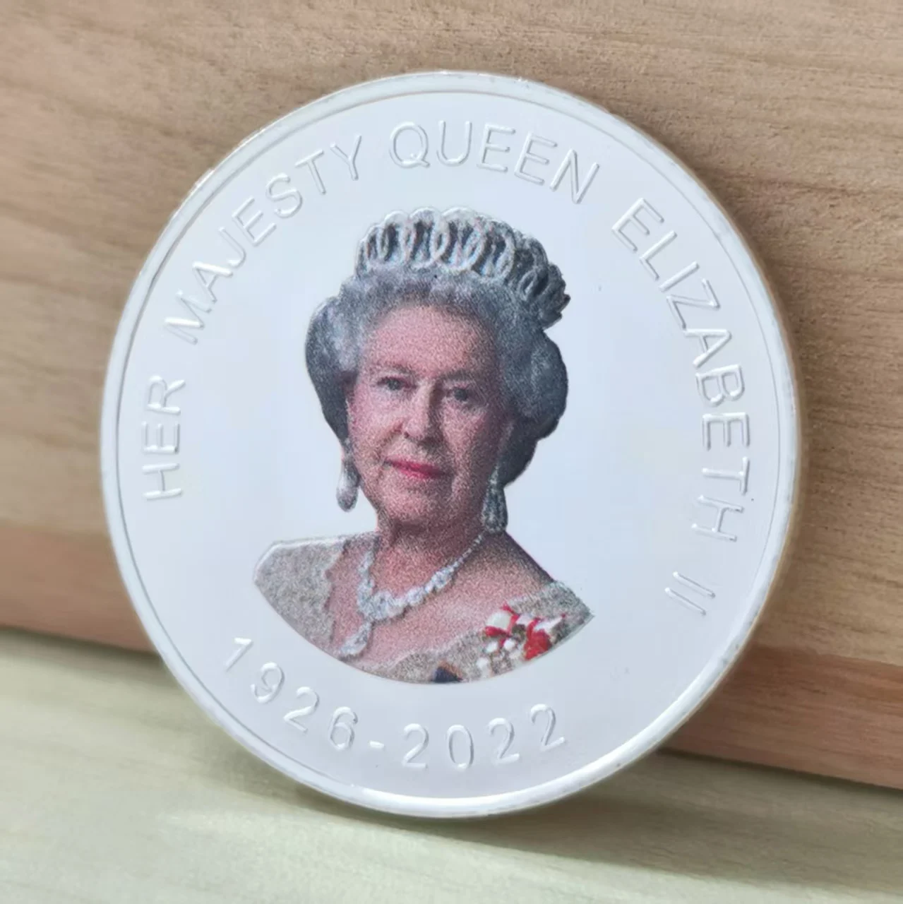 

Silver Queen Elizabeth II Platinum Jubilee Commemorative Coin 70th Anniversary 1952-2022 Souvenir Metal Medal Badge Fan Gift