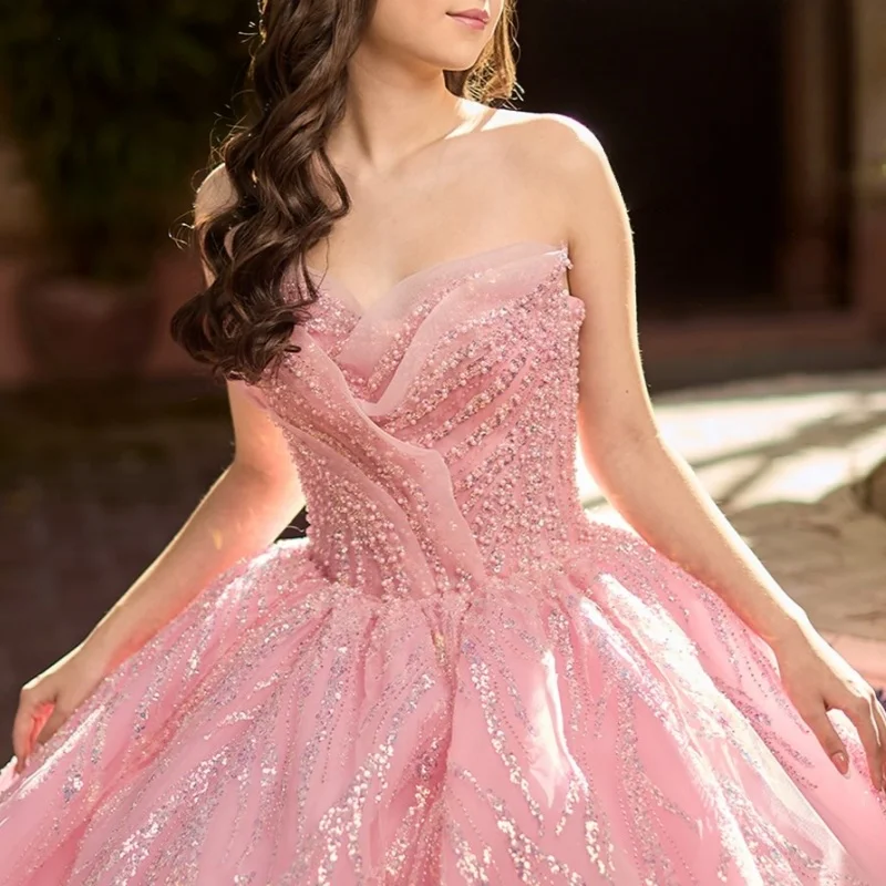 

Розовые платья для церемонии Quinceanera с открытыми плечами, блестящими кристаллами, кружевными аппликациями и длинным шлейфом, индивидуальный пошив.