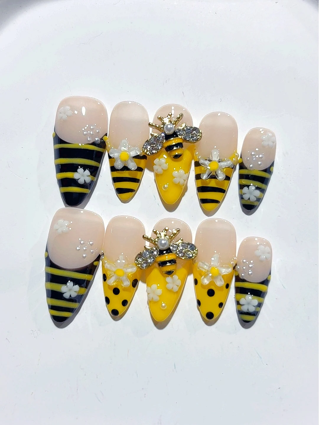 

Line Little Bee Cute Temperament Fashionable Wearable Nail Art (D456)