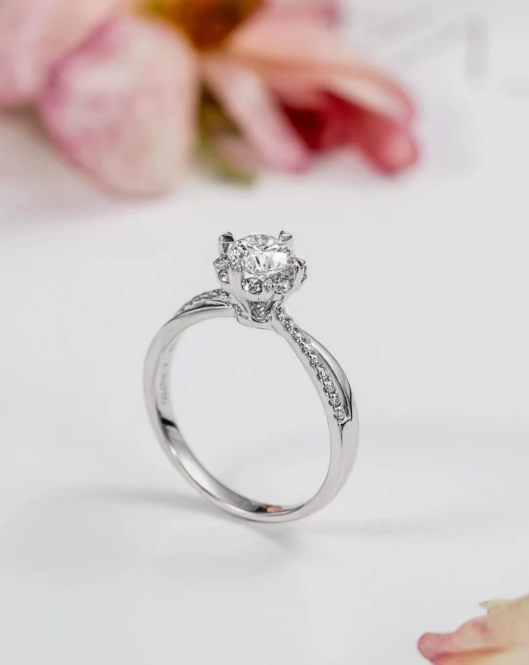 

18K Gold Lab-Grown Diamond Round 0.5CT Criss-Cross Shank Halo Engagement Ring 14K Gold Wedding Ring Advanced Jewelry Custom CVD