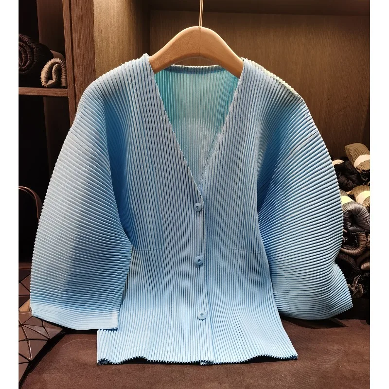 

Плиссированная куртка Miyake с V-образным вырезом 2026: Новая европейская женская свободная тонкая однобортная повседневная универсальная кофта-кардиган для офиса