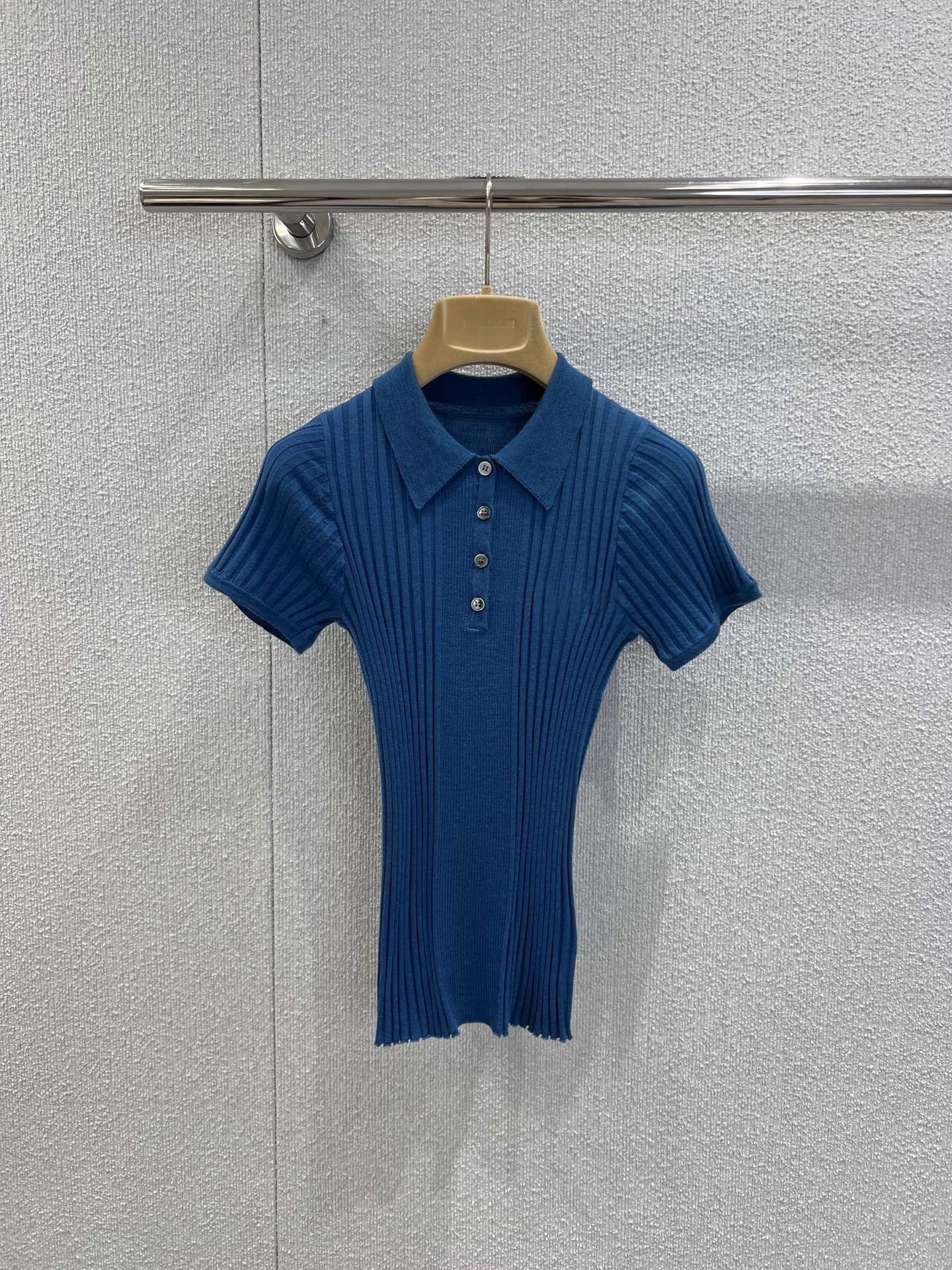 

Slim Fit Ne ort Sve Knitted Sweater Blue Button up Top with Logo Embelliment Women's Faion Spring 2026