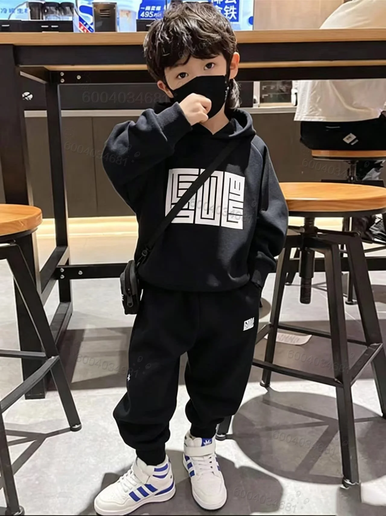 Winter- und Herbsttrend: Schwarzes, modisches Kinder-Sweatshirt-Set mit Kapuze und Buchstabenmuster, bequem und weich für den täglichen Gebrauch. – Detail 5
