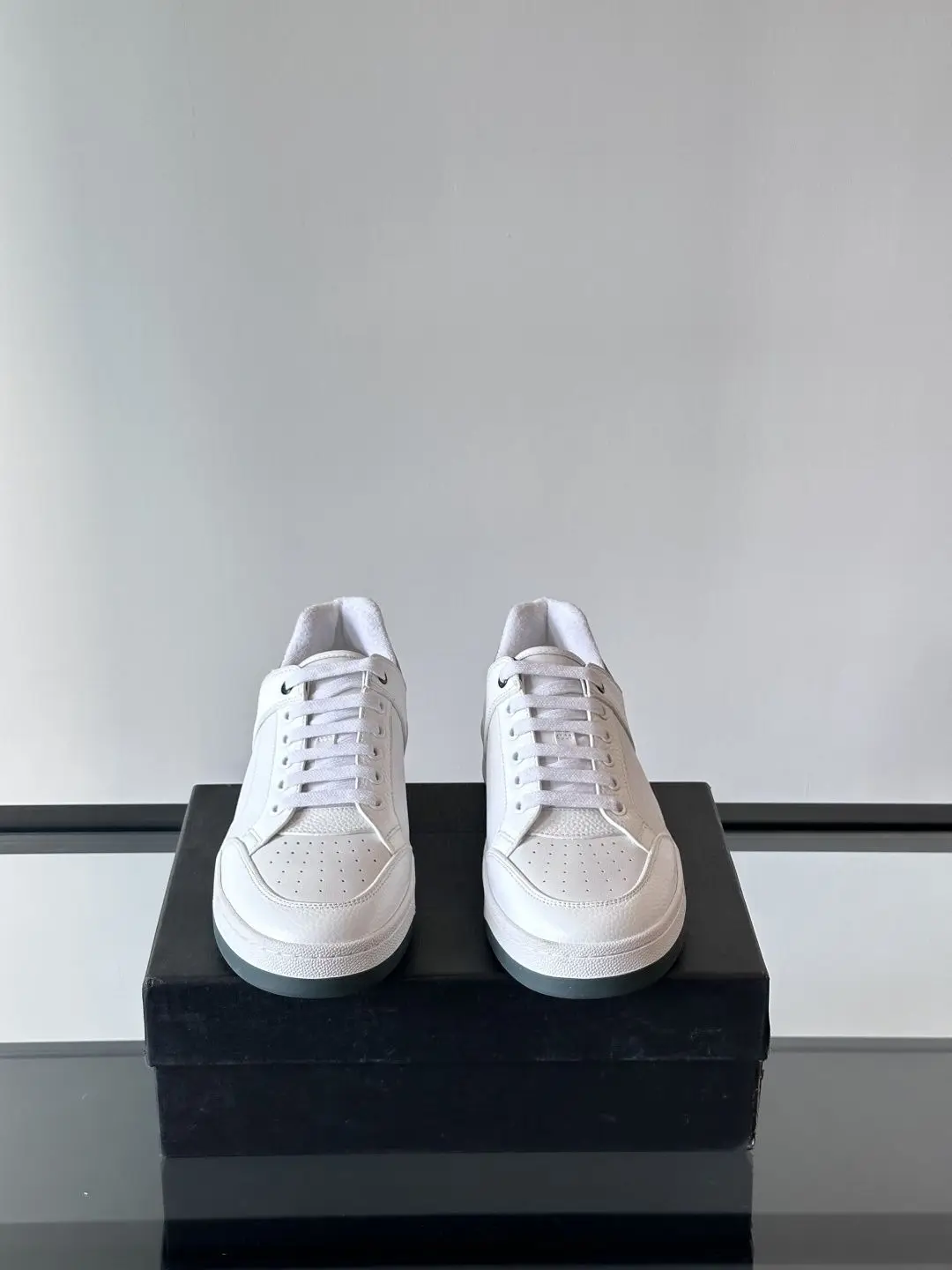Unisex All White Grain Leather Fleece Lined Low Top Sneakers Perforated Breathable Casual Shoes Flat Warm Autumn Winter Skate Footwear for Men Women